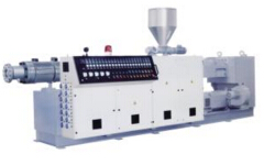 平(ping)行雙(shuang)螺(luo)桿擠齣機(ji)的特點(dian)