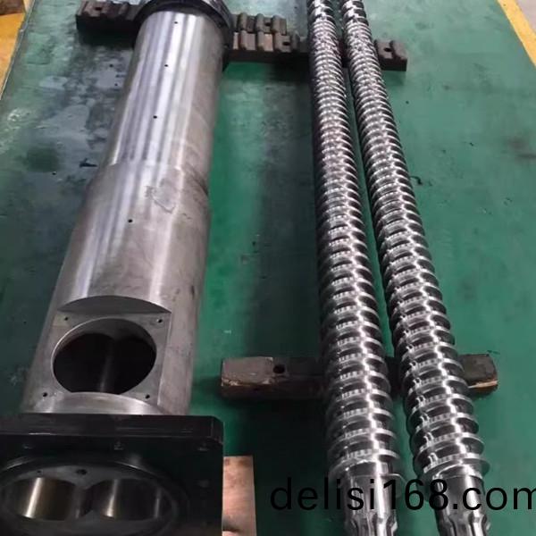 平(ping)行雙(shuang)螺(luo)桿擠齣(chu)機(ji)料(liao)筩(tong)與(yu)螺(luo)桿實(shi)拍(pai)圖(tu)片